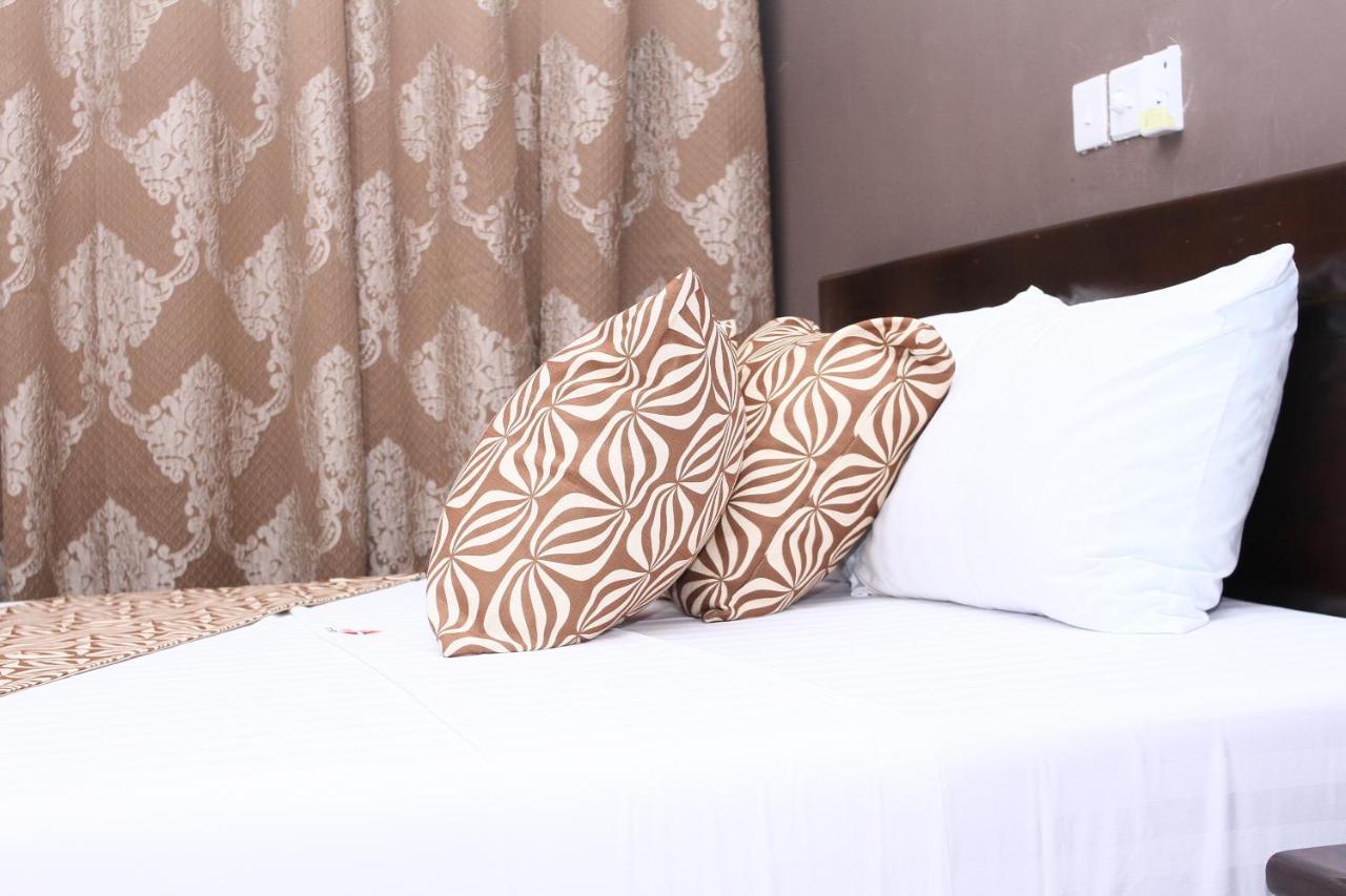 Plus 33 Hotel Nungua Kültér fotó